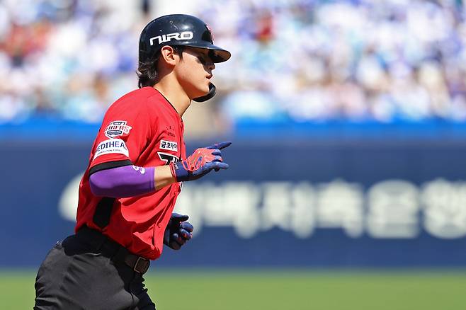 KIA 김도영이 대구삼성라이온즈파크에서 열린 2026 KBO리그 정규시즌 삼성전에서 홈런을 친 후 베이스를 돌고 있다. 사진 | KIA 타이거즈