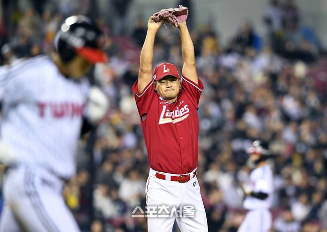SSG 노경은이 9일 서울 잠실구장에서 열린 2024 KBO리그 LG전 7회말 2사 만루 상황에서 LG 신민재에게 밀어내기 볼넷을 허용한 뒤 아쉬워하고 있다. 잠실 | 박진업 기자 upandup@sportsseoul.com