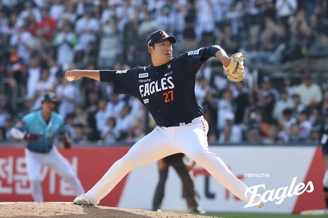 한화 이민우가 17일 수원케이티위즈파크에서 열린 2026 KBO리그 정규시즌 KT와 경기에서 힘차게 공을 던지고 있다. 사진 | 한화 이글스