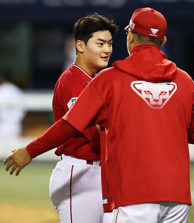 SSG 이숭용 감독(왼쪽)이 서울 잠실구장에서 열린 2026 KBO리그 두산전에서 세이브를 따낸 조병현를 격려하고 있다. 사진 | SSG 랜더스