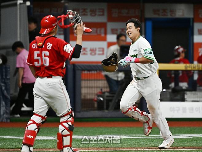 키움 김웅빈이 19일 서울 고척스카이돔에서 열린 2026 KBO리그 SSG전 9회말 1사 SSG 조병현을 상대로 끝내기 홈런을 친 뒤 베이스를 돌고 있다. 고척 | 박진업 기자 upandup@sportsseoul.com