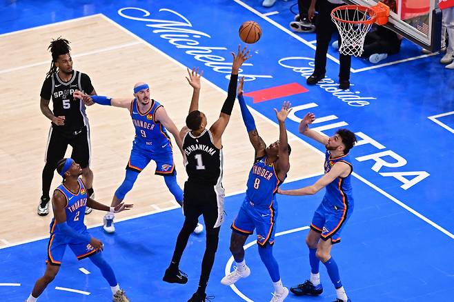 OKLAHOMA CITY, OKLAHOMA - MAY 18: Victor Wembanyama #1 of the San Antonio Spurs shoots the ball against Jalen Williams #8 and Chet Holmgren #7 of the Oklahoma City Thunder during the fourth quarter in Game One of the NBA Western Conference Finals at Paycom Center on May 18, 2026 in Oklahoma City, Oklahoma. NOTE TO USER: User expressly acknowledges and agrees that, by downloading and or using this photograph, User is consenting to the terms and conditions of the Getty Images License Agreement. Joshua Gateley/Getty Images/AFP (Photo by Joshua Gateley / GETTY IMAGES NORTH AMERICA / Getty Images via AFP)
<저작권자(c) 연합뉴스, 무단 전재-재배포, AI 학습 및 활용 금지>