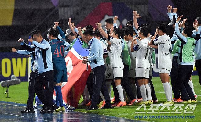 20일 수원종합운동장에서 열린 2025-2026시즌 아시아축구연맹(AFC) 여자 챔피언스리그(AWCL) 내고향여자축구단과 수원FC위민의 준결승전. 승리한 내고향여자축구단 선수들이 인공기를 펼치고 있다. 수원=박재만 기자 pjm@sportschosun.com/2026.05.20/