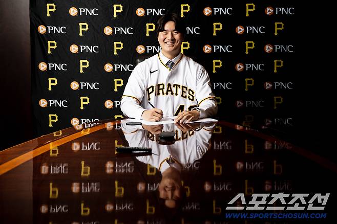 심준석이 피츠버그와 계약할 당시 모습. 피츠버그 파이어리츠 SNS 캡쳐