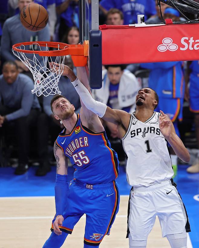 OKLAHOMA CITY, OKLAHOMA - MAY 20: Victor Wembanyama #1 of the San Antonio Spurs scores against Isaiah Hartenstein #55 of the Oklahoma City Thunder during the fourth quarter in Game Two of the NBA Western Conference Finals at Paycom Center on May 20, 2026 in Oklahoma City, Oklahoma. NOTE TO USER: User expressly acknowledges and agrees that, by downloading and or using this photograph, User is consenting to the terms and conditions of the Getty Images License Agreement. Alex Slitz/Getty Images/AFP (Photo by Alex Slitz / GETTY IMAGES NORTH AMERICA / Getty Images via AFP)
<저작권자(c) 연합뉴스, 무단 전재-재배포, AI 학습 및 활용 금지>