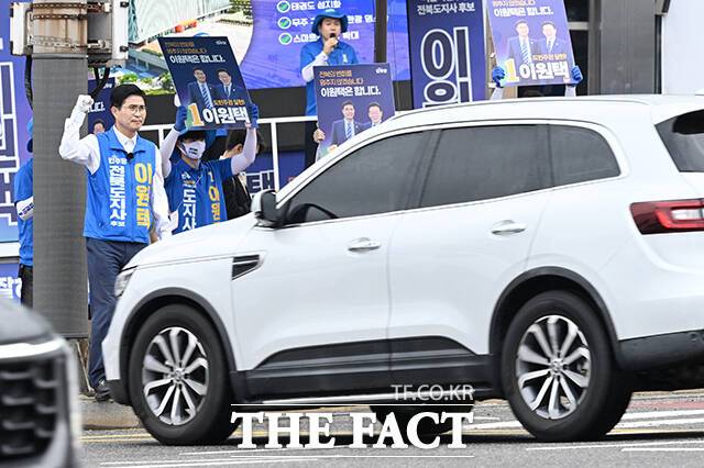 이원택 더불어민주당 전북특별자치도지사 후보가 21일 오전 전주 덕진구 가련광장 사거리에서 시민들을 향해 인사하고 있다. /전주=김성렬 기자