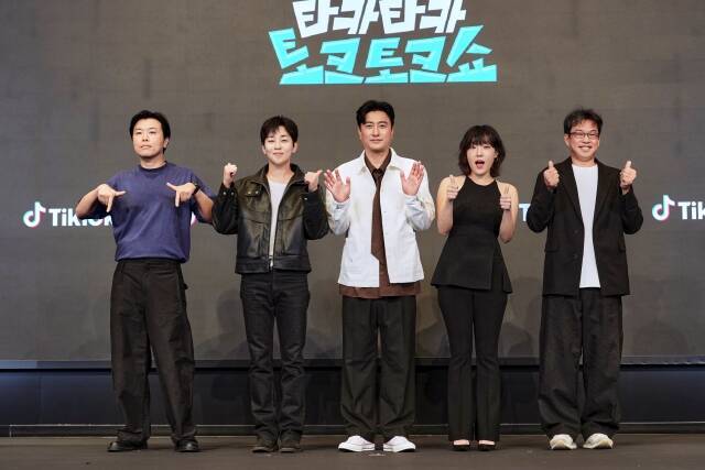 김동욱 PD, 딘딘, 안정환, 이은지, 윤철 총괄(왼쪽부터)이 틱톡 새 오리지널 예능 '티키티키 타카타카 토크토크쇼' 제작발표회에 참석해 다양한 이야기를 전했다. /틱톡