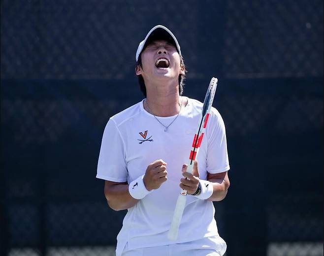 경기 중 포효하는 김장준. ITA 랭킹 114위였던 그는 NCAA 4강과 결승에서 각각 28위 루카 파우, 35위 세바스티안 에릭슨을 꺾는 업셋을 만들어냈다. 버지니아대 athletics 제공