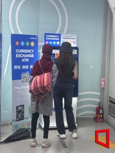 외국인이 20일 서울 명동에 있는 한 은행 환전 전용 자동화기기(ATM)에서 환전을 하고 있다. 사진= 이기민 기자