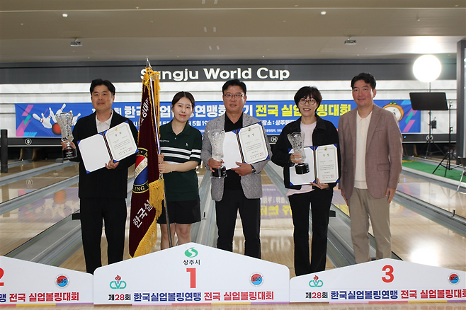 권태일(왼쪽) 대전시청 볼링팀 감독이 제28회 한국실업볼링연맹회장기 전국실업볼링대회 여자 일반부 종합준우승 시상식에서 기념촬영을 하고 있다. 대전시체육회 제공