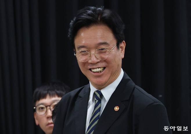김영훈 고용노동부 장관이 20일 오후 경기 수원시 장안구 경기지방고용노동청에서 열린 삼성전자 노사교섭 타결에 따른 브리핑에서 미소를 보이고 있다. 2026.05.20 양회성 기자 yohan@donga.com