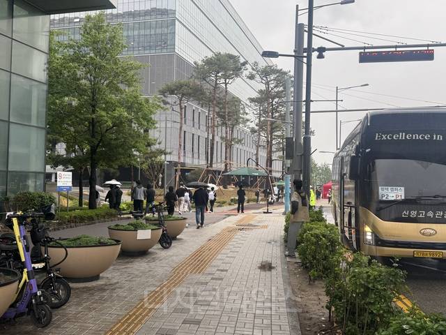 삼성전자 임직원 및 관계자들이 21일 경기 평택 삼성전자 평택캠퍼스에서 출근하고 있다.