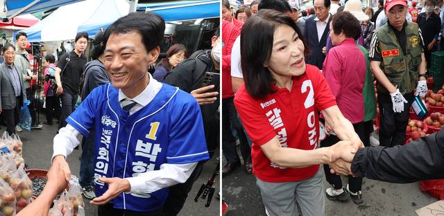 더불어민주당 박형룡 달성군 국회의원 보궐선거 후보(왼쪽)와 국민의힘 이진숙 달성군 국회의원 보궐선거 후보가 21일 대구 달성군 화원시장을 찾아 시민들에게 인사하고 있다. 연합뉴스
