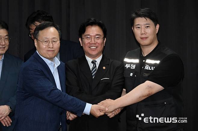 20일 경기도 수원시 장안구 경기고용노동청에서 열린 삼성전자 임금협상을 마친 후 여명구 삼성전자 DS(디바이스솔루션·반도체 사업 담당) 피플팀장과 최승호 삼성그룹 초기업노동조합 삼성전자지부 위원장이 잠정 합의안에 서명한 후 김영훈 고용노동부 장관과 기념촬영을 하고 있다. 연합뉴스