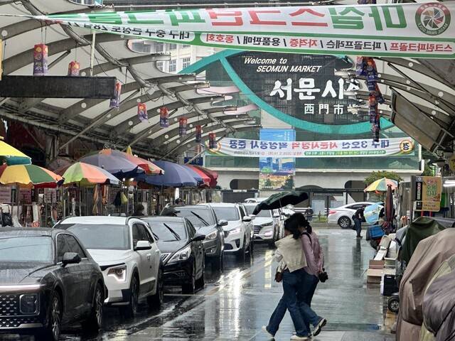 20일 대구 중구에 자리한 서문시장에 차량과 시민들이 오가고 있다. 고경주 기자