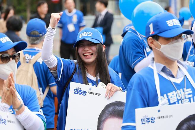 제9회 전국동시지방선거 공식 선거운동 첫날인 21일 오후 서울 서초구 고속버스터미널에서 더불어민주당 선거원들이 모여있다. 정용일 선임기자 yongil@hani.co.kr