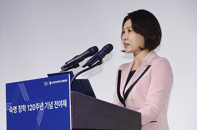 김혜경 여사가 21일 서울 강남의 한 호텔에서 열린 숙명 창학 120주년 기념 전야제에서 축사하고 있다. 연합뉴스