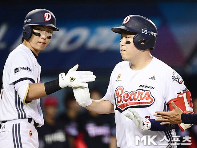 4월 18일 오후 서울 잠실구장에서 ‘2026 신한 SOL KBO 리그’ KIA 타이거즈와 두산 베어스 경기가 열렸다. 8회말 선두타자로 나온 두산 양의지가 한점차 추격하는 솔로홈런을 치고 더그아웃으로 향하고 있다. 사진=김영구 기자