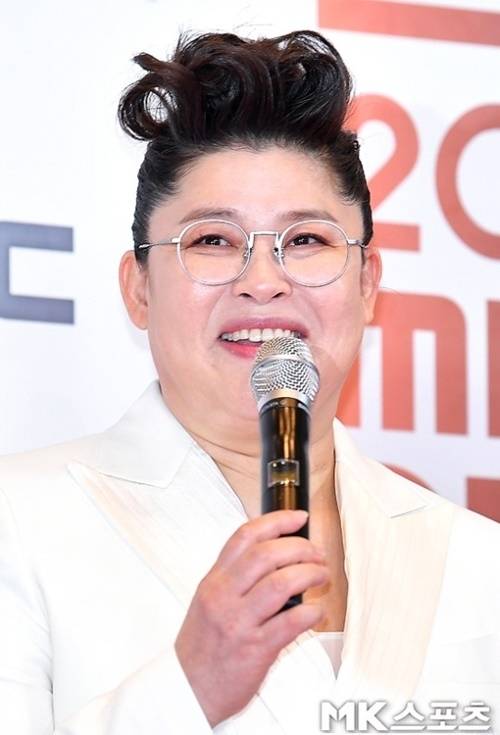 이영자가 생전 절친했던 고(故) 최진실의 딸 최준희 결혼식에서 끝내 눈시울을 붉히며 “엄마 대신 축하한다”는 진심 어린 축사를 전했다. 사진=MK스포츠 DB