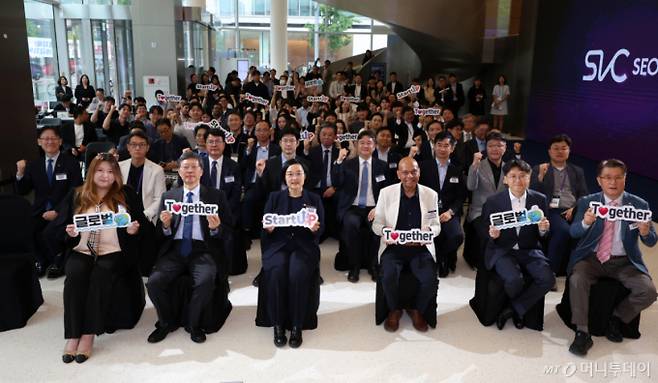 한성숙(왼쪽 3번째) 중소벤처기업부 장관과 내빈들이 20일 오전 서울 마포구 스타트업벤처 캠퍼스 서울(SVC SEOUL)에서 열린 개소식에서 세리머니를 하고 있다./사진=뉴시스