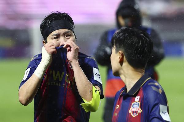 한국 여자축구 수원FC위민 에이스 지소연이 지난 20일 내고향여자축구단과 경기에서 패널티킥을 실수한 뒤 아쉬움의 눈물을 쏟았다. 사진은 지난 20일 오후 경기 수원종합운동장에서 열린 2025-26 아시아축구연맹(AFC) 여자챔피언스리그(AWCL) 4강전 수원FC위민과 내고향여자축구단의 경기에서 지소연이 결승진출이 좌절되자 아쉬워하는 모습. /사진=뉴시스