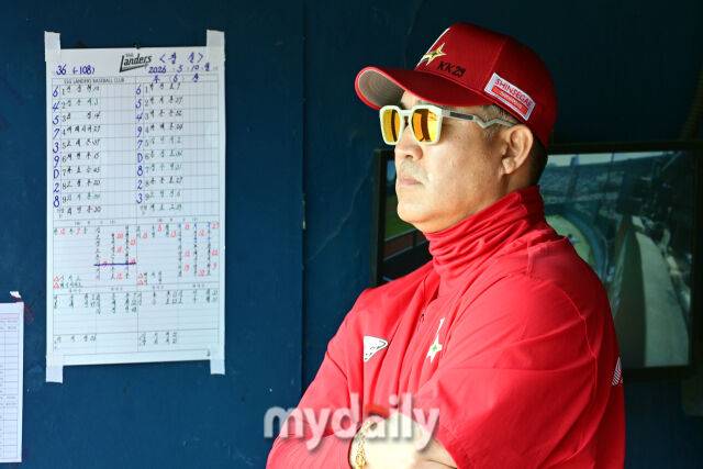 10일 오후 서울 잠실야구장에서 진행된 '2026 신한 SOL BANK KBO리그' SSG 랜더스-두산 베어스 경기. SSG 이숭용 감독이 경기를 지켜보고 있다./마이데일리