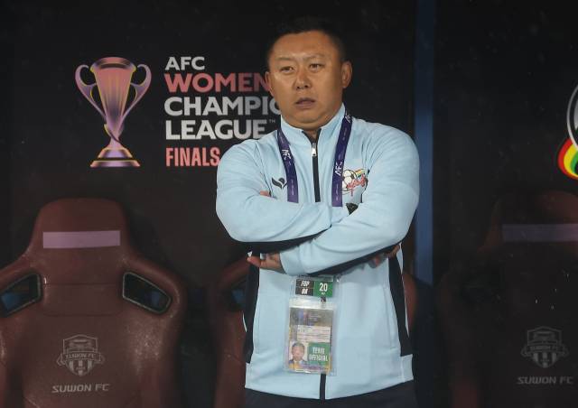 ▲20일 수원 장안구 수원종합운동장에서 열린 아시아축구연맹(AFC) 여자 챔피언스리그(AWCL) 4강 수원FC 위민과 내고향여자축구단의 경기. 내고향축구단 리유일 감독이 경기 시작을 기다리고 있다. ⓒ연합뉴스