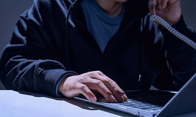 30대 유치원 교사가 금융감독원을 사칭한 보이스피싱 조직에 속아 3일간 호텔에 스스로를 감금했다가 경찰의 신속한 대처로 구조됐다. 게티이미지뱅크