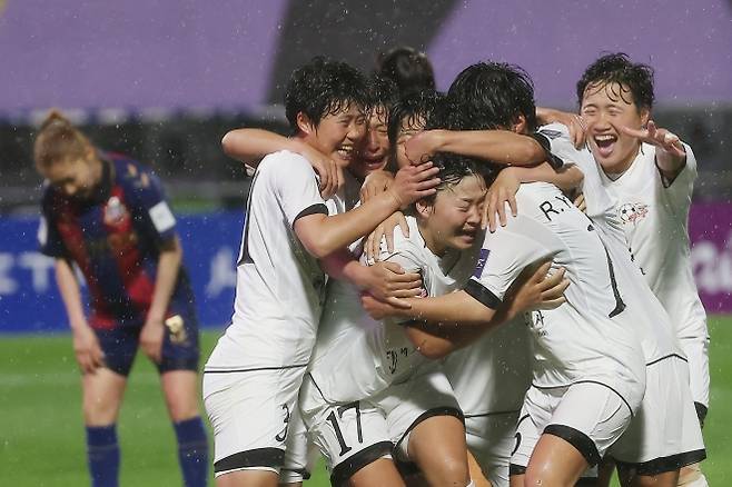 김경영(17번)이 후반 역전 골을 넣은 뒤 동료와 함께 기쁨의 눈물을 흘리고 있다. 연합뉴스