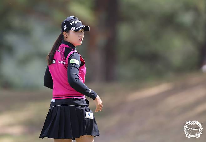 그린 경사를 파악하고 있는 박현경. 사진 제공=KLPGA
