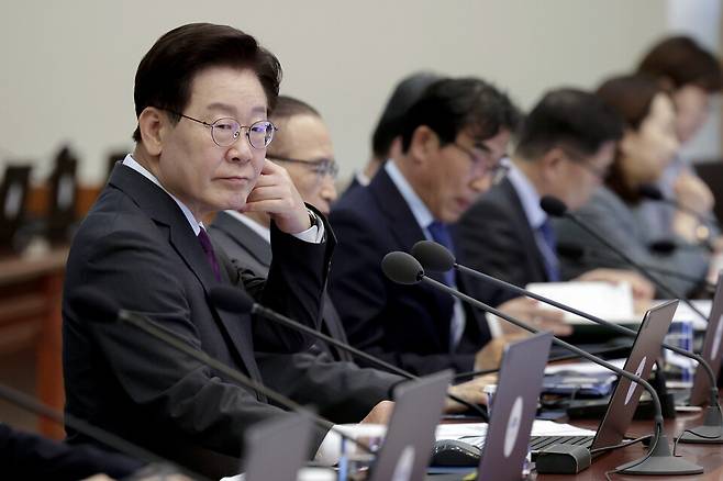 이재명 대통령이 21일 청와대에서 열린 수석보좌관회의에 참석해 회의 시작을 기다리고 있다. ⓒ연합뉴스