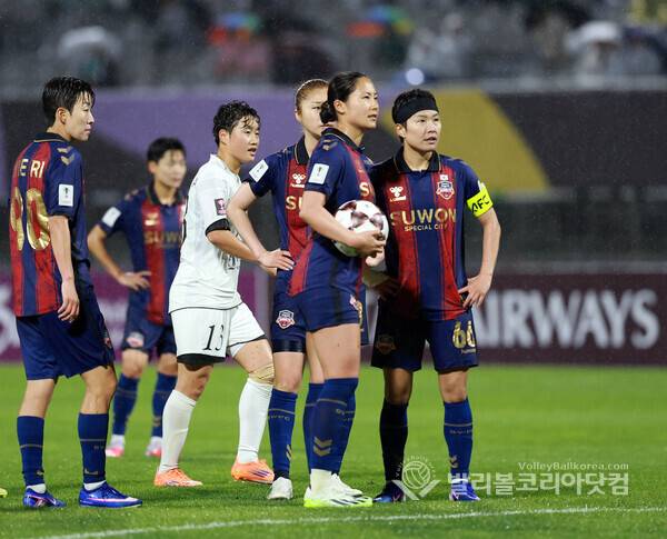 "남북 화해"와 스포츠 정신 사이… 비 내린 수원에서 충돌한 두 개의 응원...사진은 수원FC위민 지소연이 PK를 준비하는 모습.(사진=김경수 기자/ 발리볼코리아닷컴. 2026.5.20.)