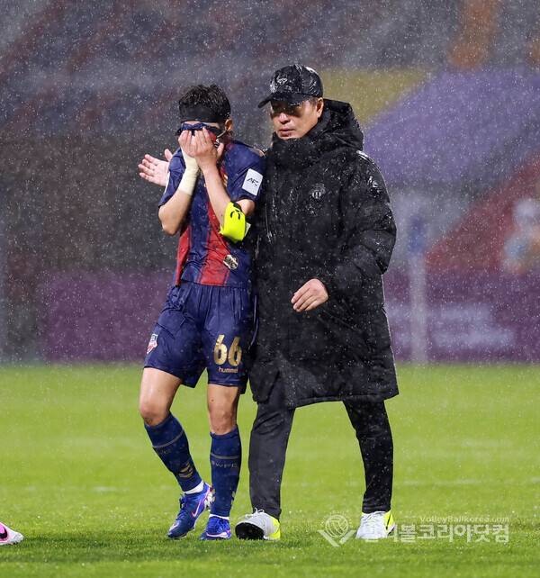 "남북 화해"와 스포츠 정신 사이… 비 내린 수원에서 충돌한 두 개의 응원...사진은 경기가 끝나자 수원FC 박길영 감독이 PK를 실축한 지소연을 위로하는 모습.(사진=김경수 기자/ 발리볼코리아닷컴. 2026.5.20.)