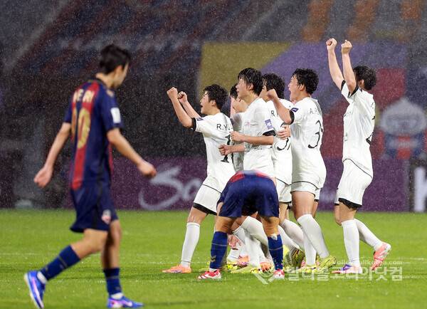 "남북 화해"와 스포츠 정신 사이… 비 내린 수원에서 충돌한 두 개의 응원...사진은 내고향 여자축구팀이 역전골을 성공시키고 경기에서 승리하며 결승에 진출하자 기뻐하는 모습.(사진=김경수 기자/ 발리볼코리아닷컴. 2026.5.20.)