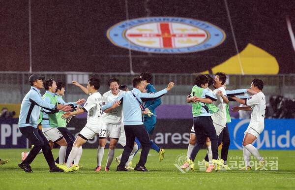 "남북 화해"와 스포츠 정신 사이… 비 내린 수원에서 충돌한 두 개의 응원...사진은 내고향 여자축구팀이 역전골을 성공시키고 경기에서 승리하며 결승에 진출하자 기뻐하는 모습.(사진=김경수 기자/ 발리볼코리아닷컴. 2026.5.20.)