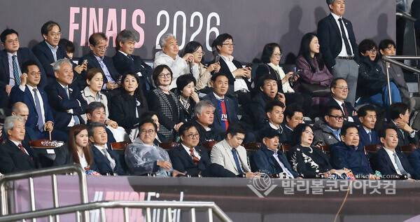 "남북 화해"와 스포츠 정신 사이… 비 내린 수원에서 충돌한 두 개의 응원...사진은 귀빈석에서 관계자들이 경기를 지켜보고 있는 모습.(사진=김경수 기자/ 발리볼코리아닷컴. 2026.5.20.)