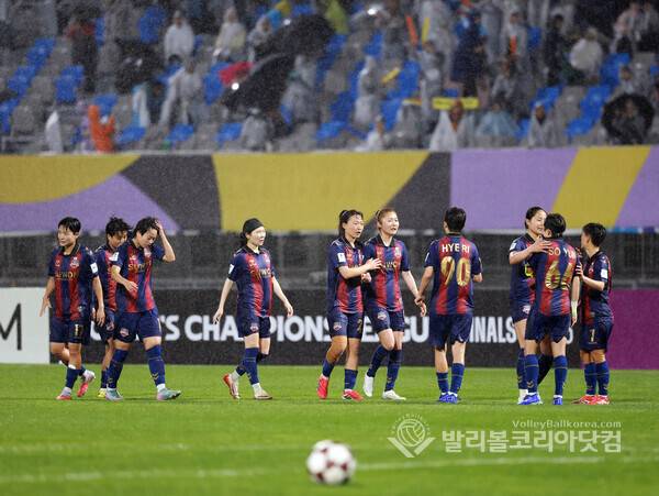 "남북 화해"와 스포츠 정신 사이… 비 내린 수원에서 충돌한 두 개의 응원...사진은 경기가 끝나자 수원FC위민 선수들이 1-2로 역전패하면서 결승 진출를 못하자 안타가워하며 서로를 위로하는 모습.(사진=김경수 기자/ 발리볼코리아닷컴. 2026.5.20.)