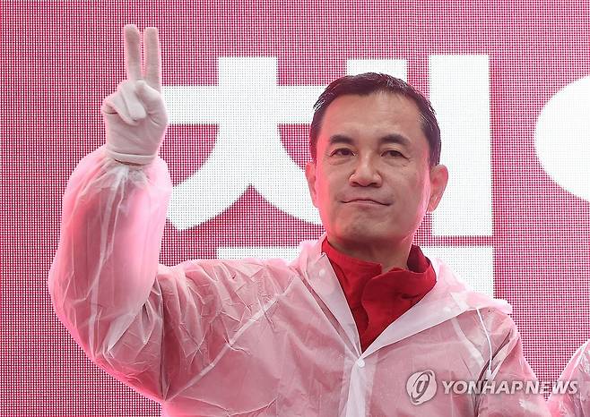 공식 선거운동 나선 김진태 강원도지사 후보 (춘천=연합뉴스) 양지웅 기자 = 제9회 전국동시지방선거 공식 선거운동이 시작된 21일 강원 춘천시 중앙로터리에서 국민의힘 김진태 강원도지사 후보가 유권자들에게 지지를 호소하고 있다. 2026.5.21 yangdoo@yna.co.kr