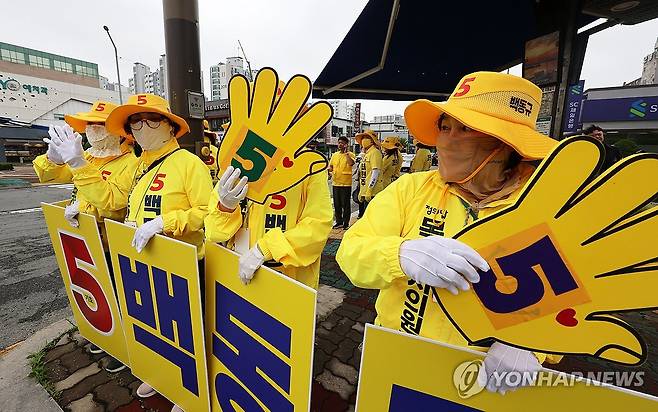 6ㆍ3 지방선거 선거운동 개시 (목포=연합뉴스) 조남수 기자 = 6ㆍ3 전국동시지방선거 공식 선거운동이 시작된 21일 정의당 선거운동원들이 전남 목포시 포르모사거리에서 유세하고 있다. 2026.5.21 iso64@yna.co.kr