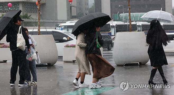 세차게 내리는 비 (서울=연합뉴스) 이진욱 기자 = 20일 서울 광화문광장 부근에서 외국인 관광객들이 비바람을 맞으며이동하고 있다. 2026.5.20 cityboy@yna.co.kr