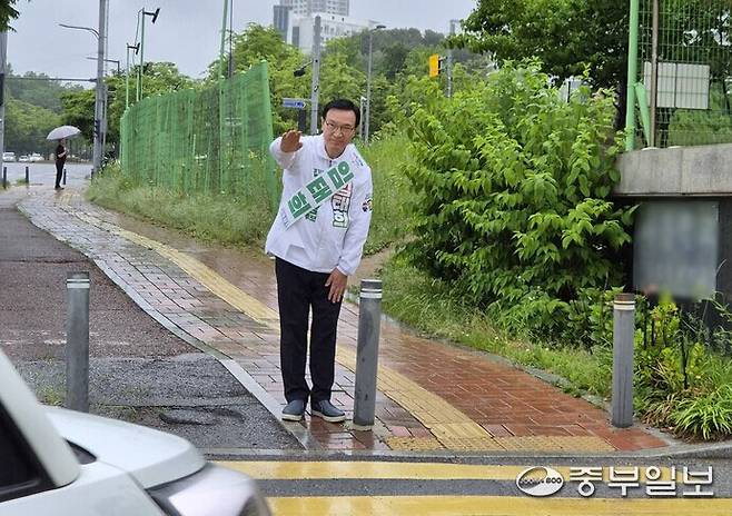 임태희 경기도교육감 후보가 21일 수원의 한 특수학교 앞에서 등굣길 인사를 전하고 있다. 천민형 기자