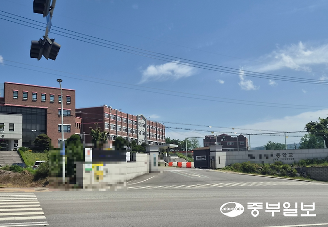 학내 문제를 지난해 공익제보한 뒤 최근까지 근무하던 50대 교사가 지난 21일 오후 숨진 채 발견됐다. 사진은 이천시 소재 해당 고등학교의 22일 오전 전경. 천민형기자