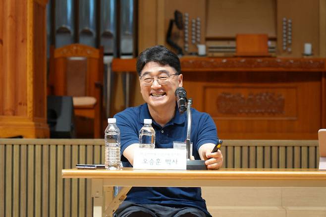 오승훈 박사(한국전자통신연구원·ETRI)가 5월 16일 한국목회상담협회 봄 학술대회에서 'AI와 목회상담: 지금 여기에서 인간의 마음과 영혼을 다시 묻다'를 주제로 첫 번째 주제강연을 하고 있다. (사진=한목협 제공)