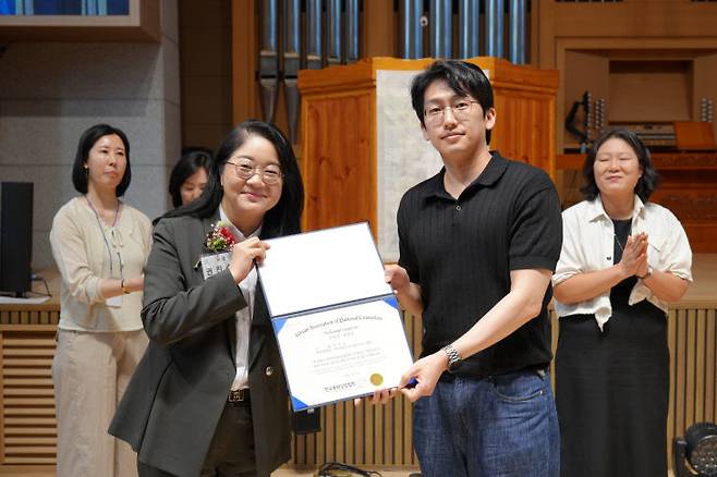 권진숙 한국목회상담협회 회장(왼쪽)이 5월 16일 봄 학술대회에서 2026년 상반기 자격증 취득자에게 자격증을 수여하고 있다. (사진=한목협 제공)
