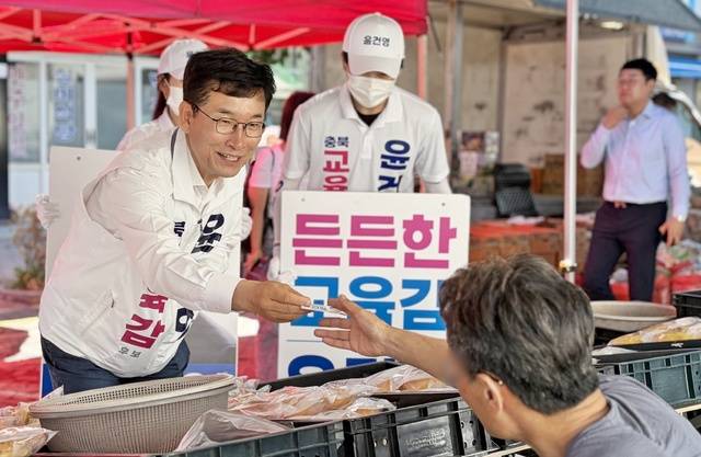 ▲ 윤건영 충북교육감 후보가 22일 음성읍 전통시장 오일장을 찾아 지지를 호소하고 있다. /윤건영 후보 캠프 제공
