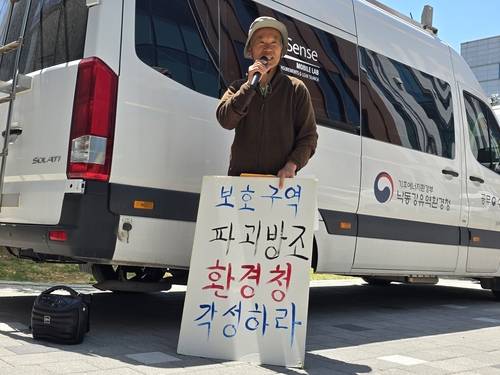 박중록 낙동강하구지키기전국시민행동 공동집행위원장이 지난 18일 오전 11시 창원시 성산구 신월동 낙동강유역환경청 앞에서 '박중록 위원장 단식 농성 돌입 기자회견'에서 발언하고 있다. /최석환 기자