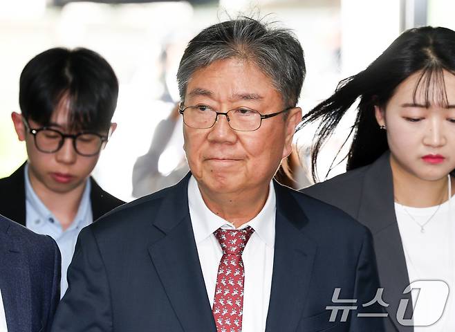 윤석열 정부의 대통령 관저 이전 과정에서 예산을 불법 전용한 의혹과 관련해 직권남용 혐의를 받는 김대기 전 대통령비서실장이 22일 서울 서초구 서울중앙지방법원에서 열린 구속 전 피의자 심문(영장실질심사)에 출석하고 있다. 2026.5.22 ⓒ 뉴스1 최지환 기자