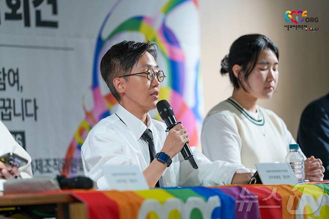 양선우 서울퀴어문화축제조직위원회 조직위원장이 15일 서울 종로구 향린교회에서 2026 제27회 서울퀴어문화축제 개최 발표 기자회견을 하고 있다. (서울퀴어문화축제조직위원회 제공. 재판매 및 DB 금지) 2026.4.15 ⓒ 뉴스1