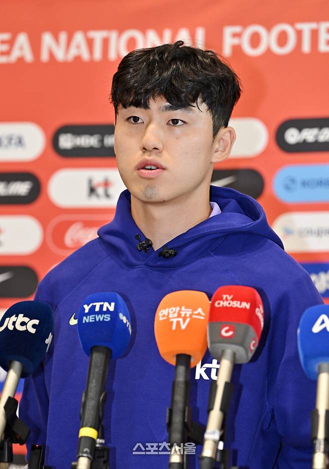 2026 FIFA 북중미 월드컵에 나서는 대한민국 축구 국가대표팀의 이기혁이 18일 인천국제공항 제2터미널에서 사전 캠프가 차려지는 미국 유타주 솔트레이크시티로 출국하면서 인터뷰를 하고 있다. 2026. 5. 18. 인천국제공항 | 박진업 기자 upandup@sportsseoul.com