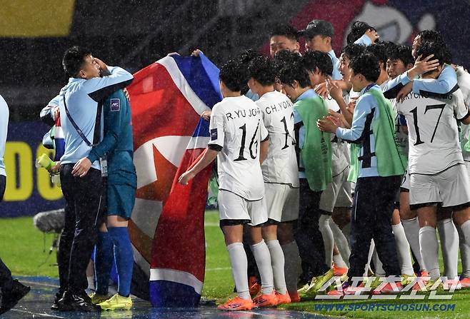 20일 수원종합운동장에서 열린 2025-2026시즌 아시아축구연맹(AFC) 여자 챔피언스리그(AWCL) 내고향여자축구단과 수원FC위민의 준결승전. 승리한 내고향여자축구단 선수들이 인공기를 펼치고 있다. 수원=박재만 기자 pjm@sportschosun.com/2026.05.20/